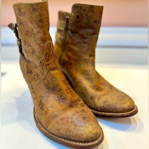 **🤠Calling all cowgirls & boho queens!🤠** Lucchese Catalina Floral Boots